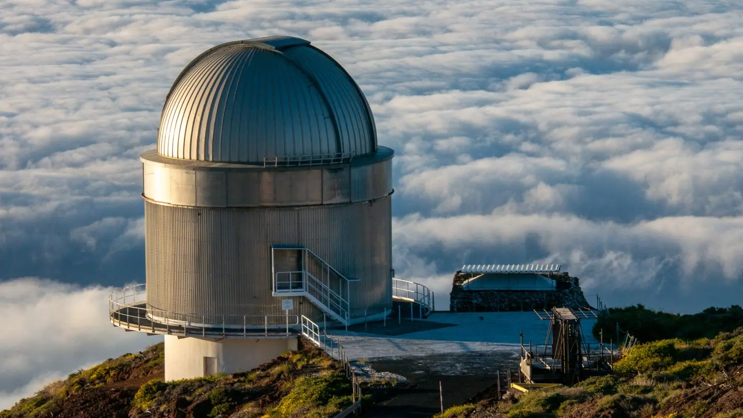 Astrofizyka: Projekty badawcze i odkrycia w regionie