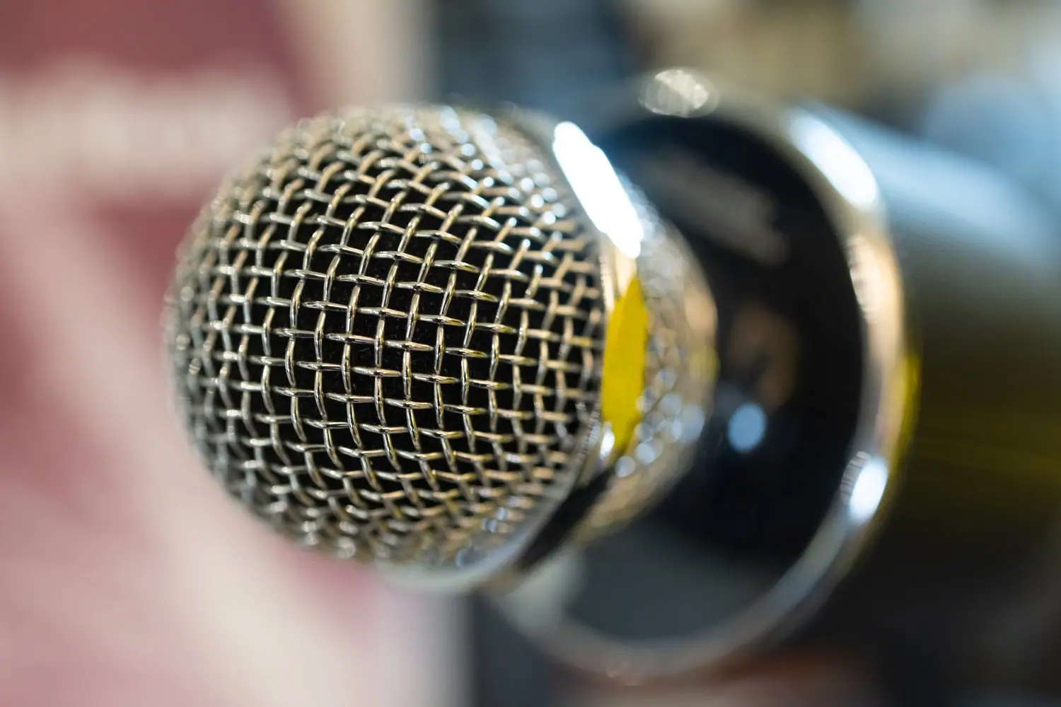 Karaoke w domu: Jak stworzyć profesjonalne stanowisko
