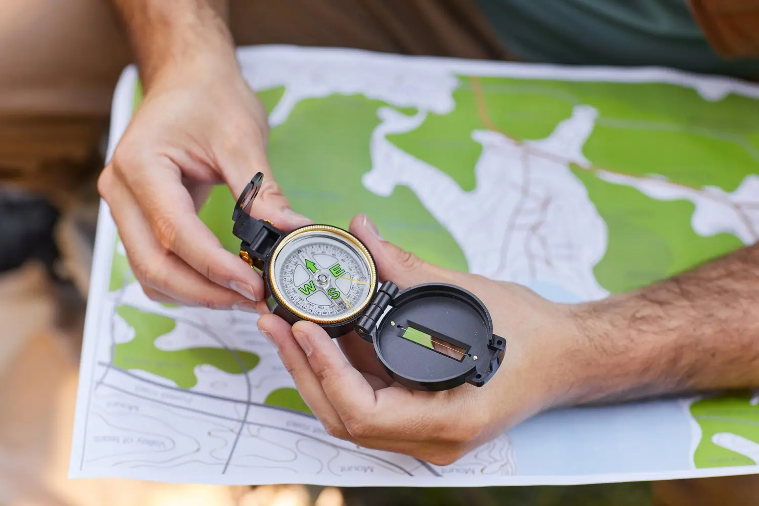 Podstawy orientacji w terenie: mapa i kompas w praktyce